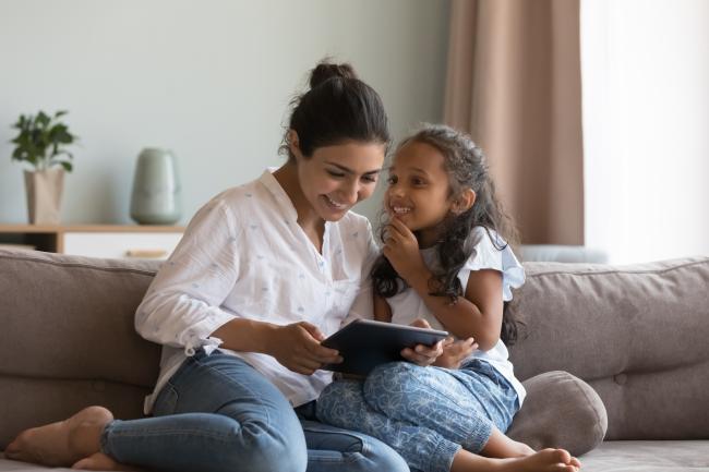Mother managing a bond dispute case online while caring for her children